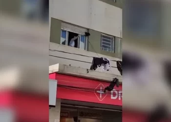 Mulher viraliza após jogar roupas de marido em fiação elétrica;