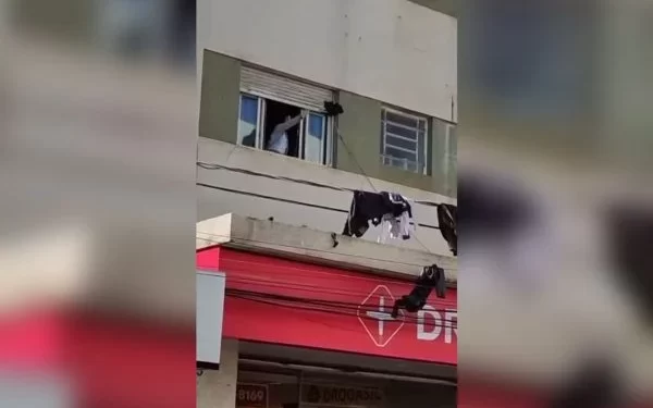 Mulher viraliza após jogar roupas de marido em fiação elétrica;
