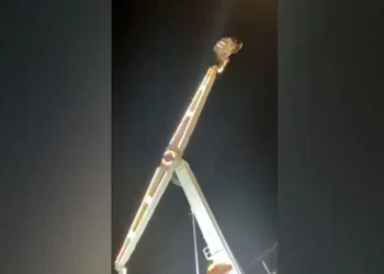Brasil | Brinquedo que gira em até 100 km/h trava e visitantes ficam presos de cabeça para baixo por cinco minutos; vídeo