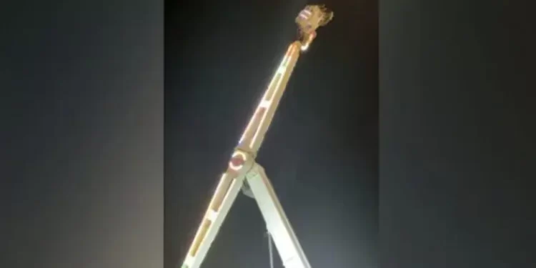 Brasil | Brinquedo que gira em até 100 km/h trava e visitantes ficam presos de cabeça para baixo por cinco minutos; vídeo