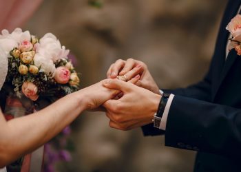 Padre é afastado após assumir sexo com noivo de casamento que ele celebrou