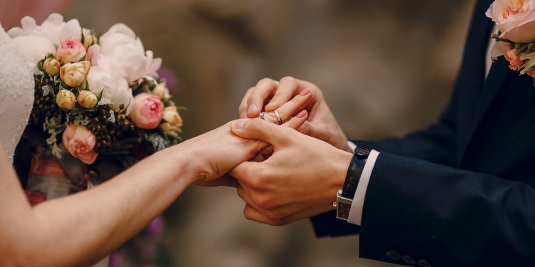 Padre é afastado após assumir sexo com noivo de casamento que ele celebrou