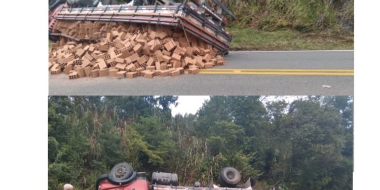 Motorista com Caminhão carregado de tijolo sofre acidente na estrada de Cerro Azul