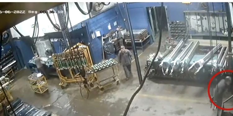 Funcionário é morto por chefe dentro de empresa após tomar café fora do horário, diz polícia