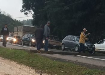 Carro derruba poste e causa congestionamentos na Rodovia dos Minérios