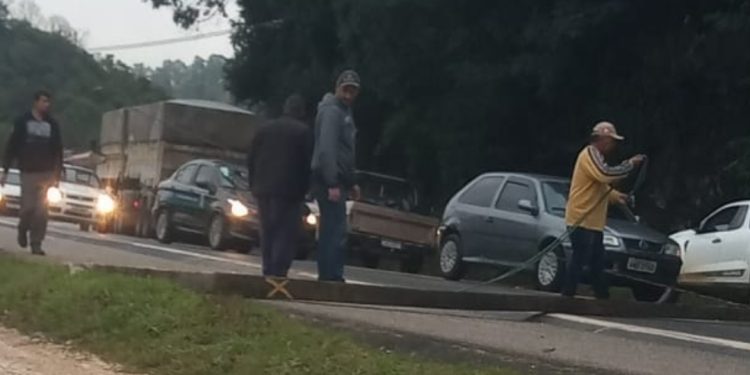 Carro derruba poste e causa congestionamentos na Rodovia dos Minérios