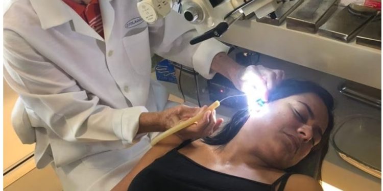 Mulher passa mais de 24 horas com barata no ouvido