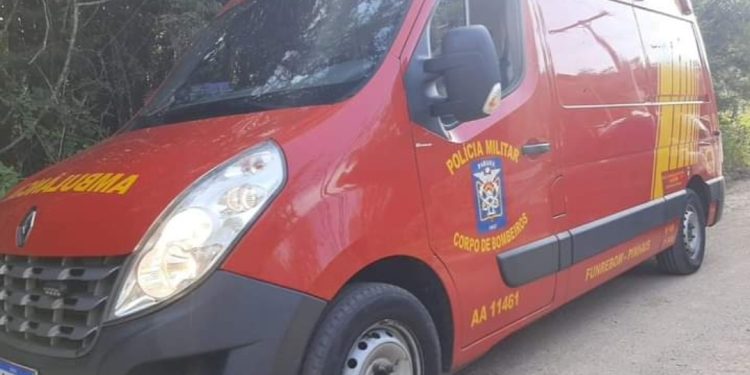 Criança de 4 anos cai em tanque de peixes, se afoga e morre