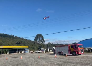 Criança de 6 anos é socorrido de helicóptero na Rodovia dos Minérios após sofrer ferimentos na mão com triturador