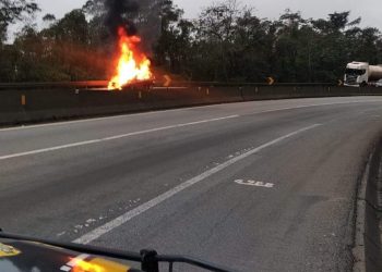 Carro pega fogo e interdita BR-277 no sentido capital