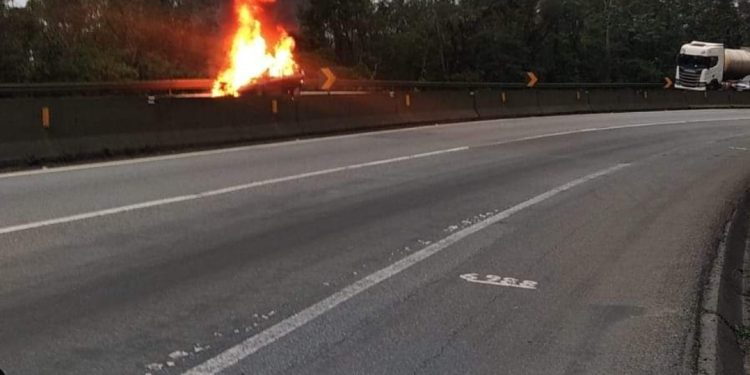 Carro pega fogo e interdita BR-277 no sentido capital