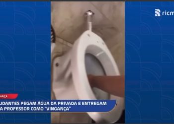 Estudantes pegam água da privada e entregam para professor por vingança no Paraná
