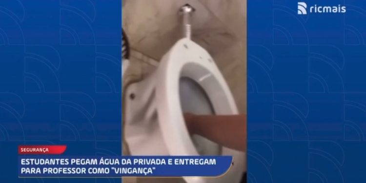 Estudantes pegam água da privada e entregam para professor por vingança no Paraná