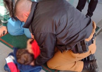Criança se engasga após convulsão e é salva por PMs dentro de posto de combustíveis