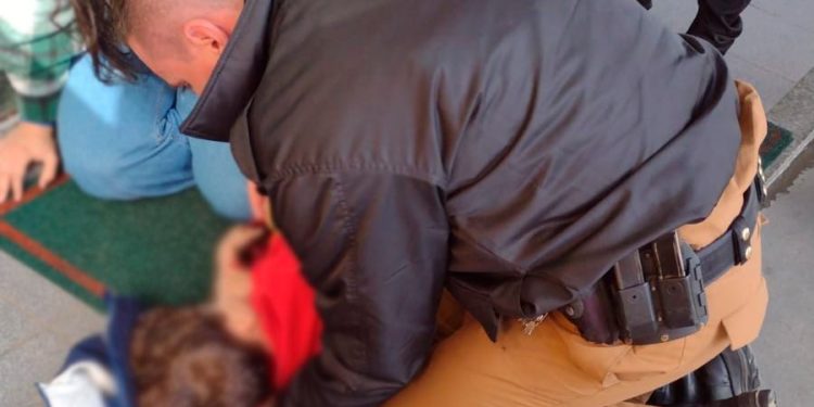 Criança se engasga após convulsão e é salva por PMs dentro de posto de combustíveis