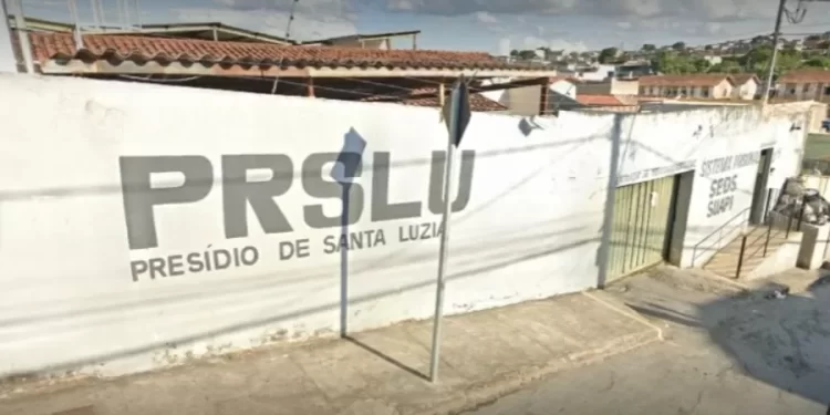 Homem pede para não ser solto e jantar na prisão após passar fome na rua