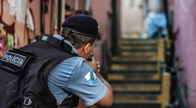 Ladrão baleado na porta de unidade de saúde morre sem receber socorro, diz família