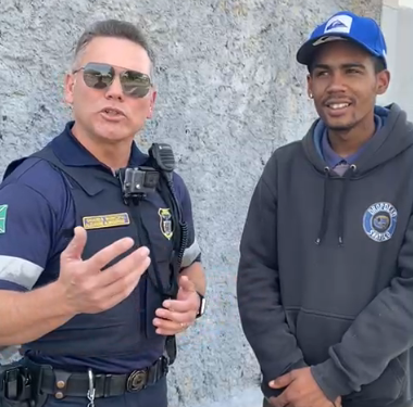 Homem em situação de rua encontra três iPhones na Rodoferroviária de Curitiba e procura Guarda para entregar aparelhos