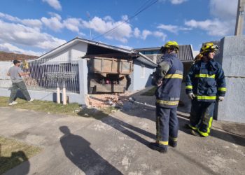 Caminhão sem freio bate em carro e invade casa em Curitiba