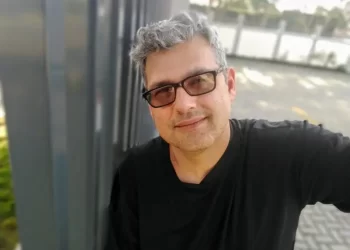 Professor demitido por xingar Bolsonaro em sala retornará após liminar: “Vou dar aula da mesma forma”