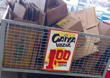 Supermercado cobra R$ 1 por caixa de papelão e imagem com anúncio viraliza