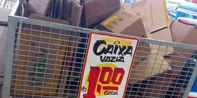 Supermercado cobra R$ 1 por caixa de papelão e imagem com anúncio viraliza