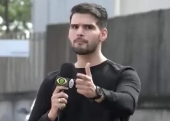 Band demite repórter que anunciou morte de bandidos com música da Xuxa