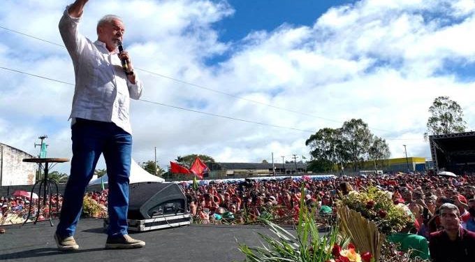 Lula critica redução de imposto que baixou o preço da gasolina
