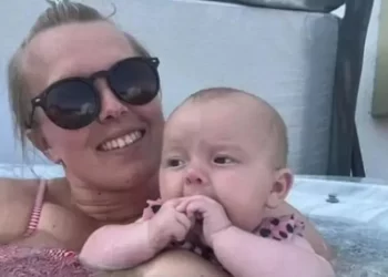 Mulher vai ao banheiro e descobre gravidez: “Vi dois pés saindo”
