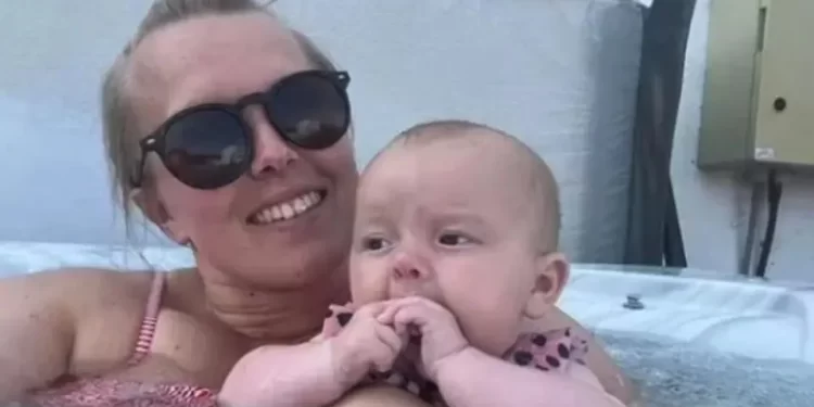 Mulher vai ao banheiro e descobre gravidez: “Vi dois pés saindo”