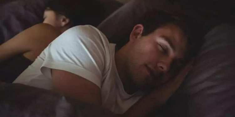 ?Aí meu Deus! Mulher espera marido dormir e queima órgãos genitais