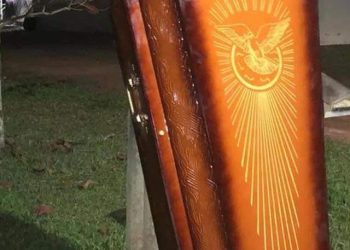 Moradora se assusta ao encontrar caixão abandonado em frente a casa em