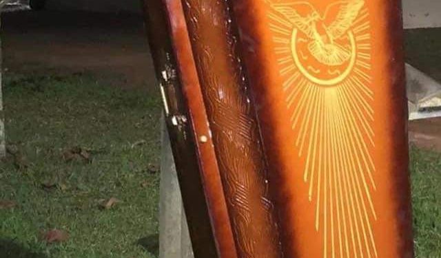 Moradora se assusta ao encontrar caixão abandonado em frente a casa em