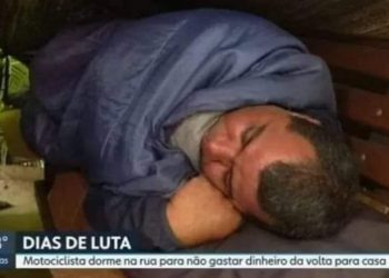 Homem dorme em banco para economizar a passagem de volta para casa