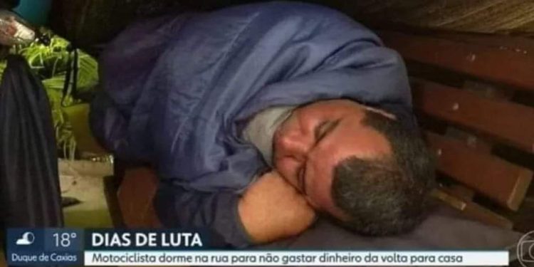 Homem dorme em banco para economizar a passagem de volta para casa