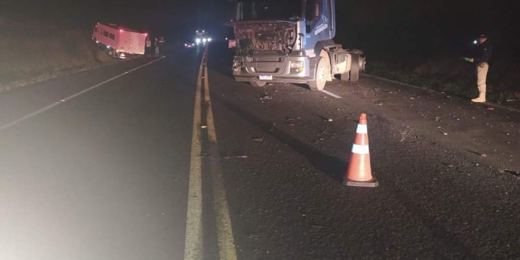 Acidente envolvendo três caminhões na BR – 277