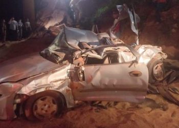 Carreta passa por cima de carro e motorista sai ilesa no Paraná