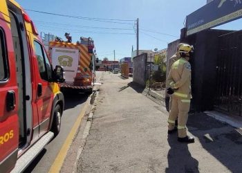Carro despenca de elevador e mata mecânico