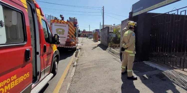 Carro despenca de elevador e mata mecânico