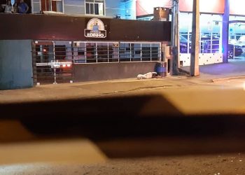 Cliente ‘mexe’ com mulher casada e é morto com vários tiros em bar de Colombo