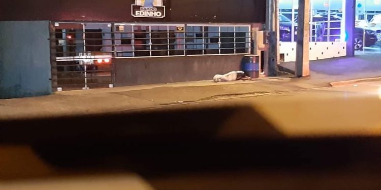 Cliente ‘mexe’ com mulher casada e é morto com vários tiros em bar de Colombo