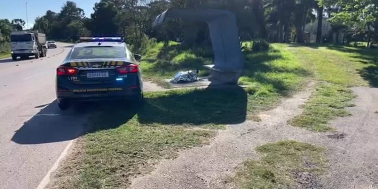 Homem encontrado morto em ponto de ônibus em Rodovia