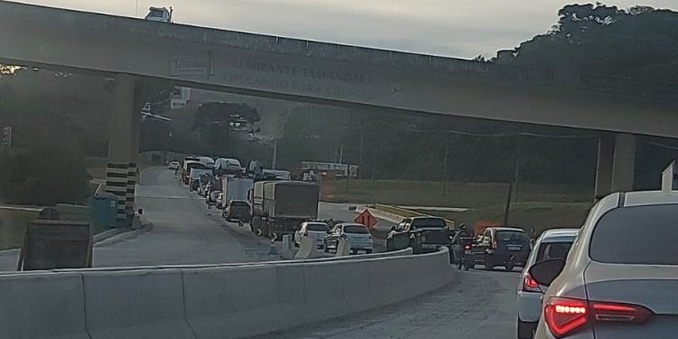 Rodovia dos Minérios apresenta congestionamento gigantesco!