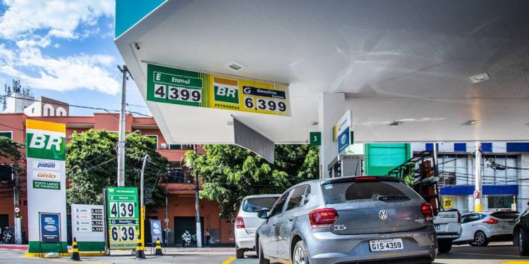 Bolsonaro diz que vai visitar postos a partir de amanhã para fiscalizar preços