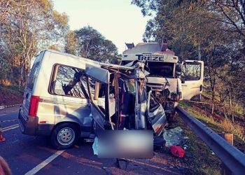 Batida entre van da Saúde e caminhão deixa sete mortos em Constantina, no RS; um bebê morreu