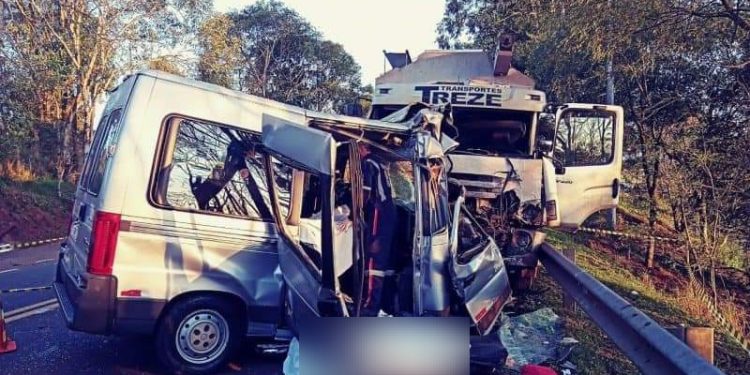 Batida entre van da Saúde e caminhão deixa sete mortos em Constantina, no RS; um bebê morreu