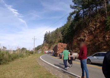 Operação na estrada de Cerro Azul e Rodovia dos Minérios para o trânsito!