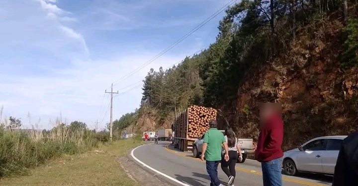 Operação na estrada de Cerro Azul e Rodovia dos Minérios para o trânsito!
