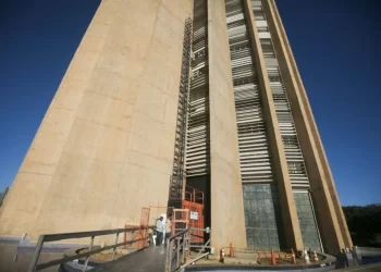 Tragédia na Caixa: diretor é encontrado morto na sede do banco