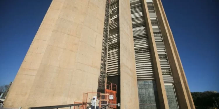 Tragédia na Caixa: diretor é encontrado morto na sede do banco